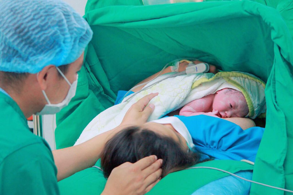 Cho phép người nhà vào phòng sinh